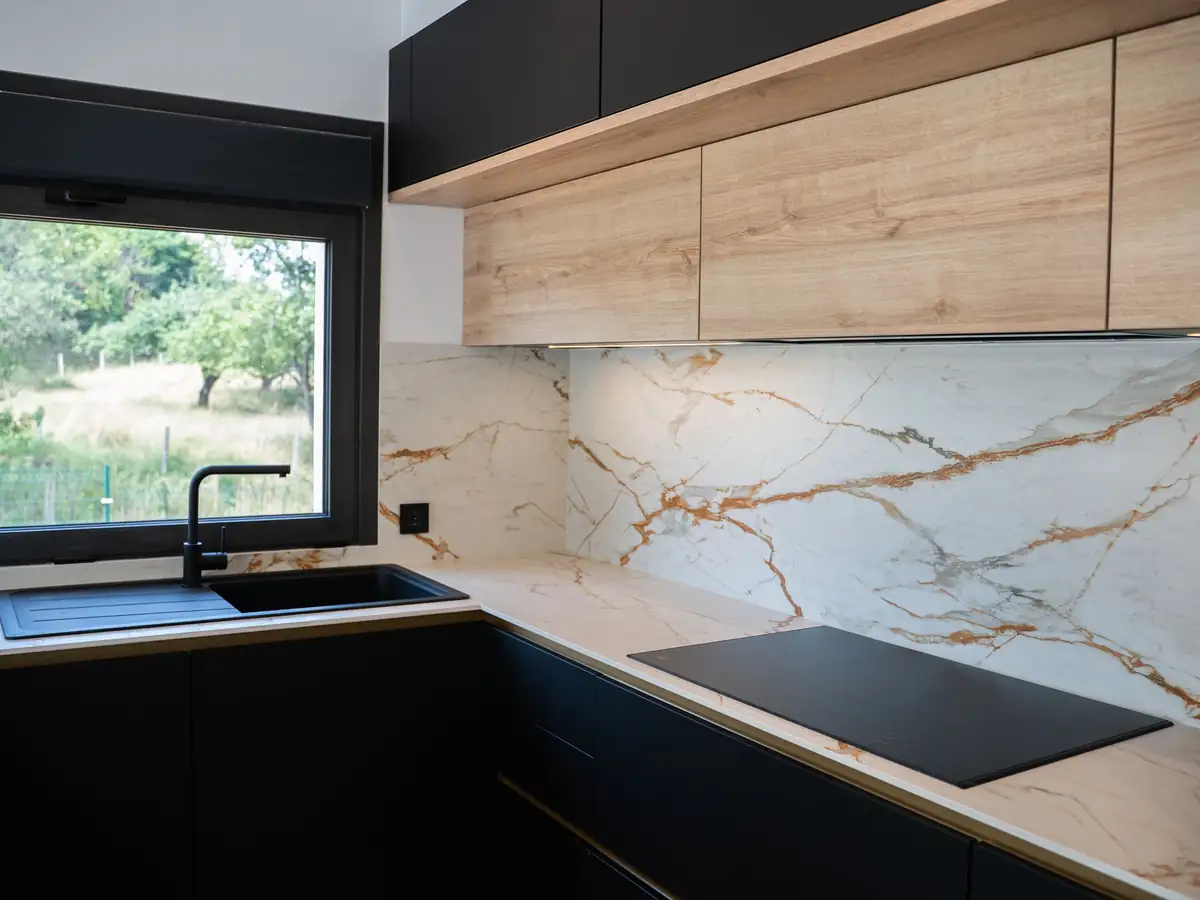 Cocina con encimera de mármol y frente de azulejo en Urbanización La Solana