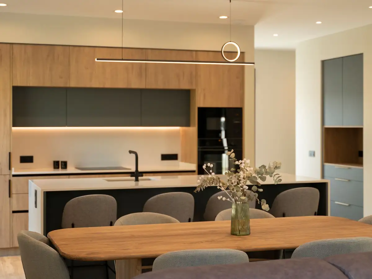 Cocina con isla y comedor integrado en vivienda unifamiliar Forfontía, Siero