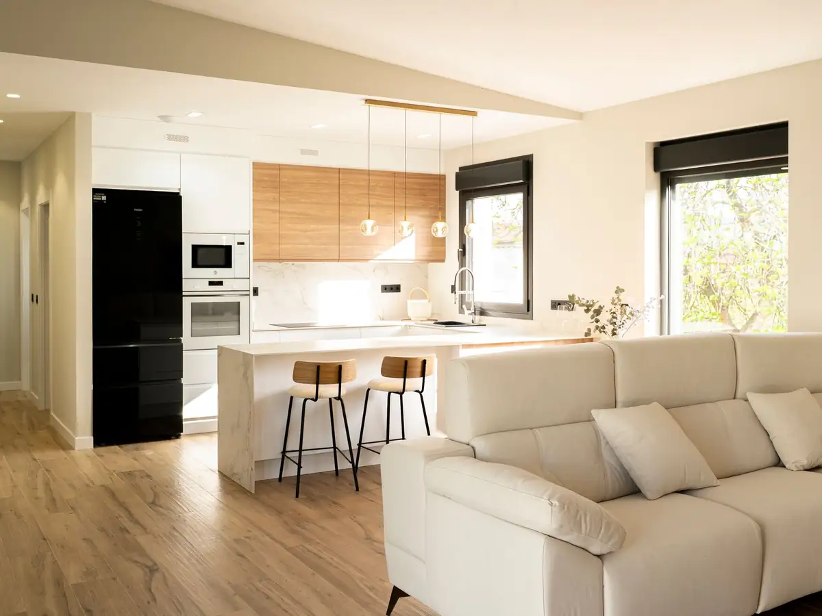 Salón con cocina abierta e isla en vivienda unifamiliar Forfontía, Siero