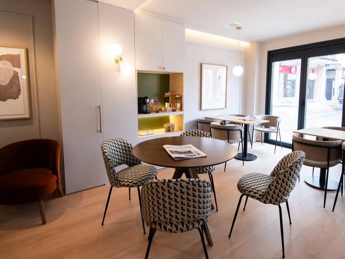 Senior Suits en Pola de Siero - cafetería y zona común