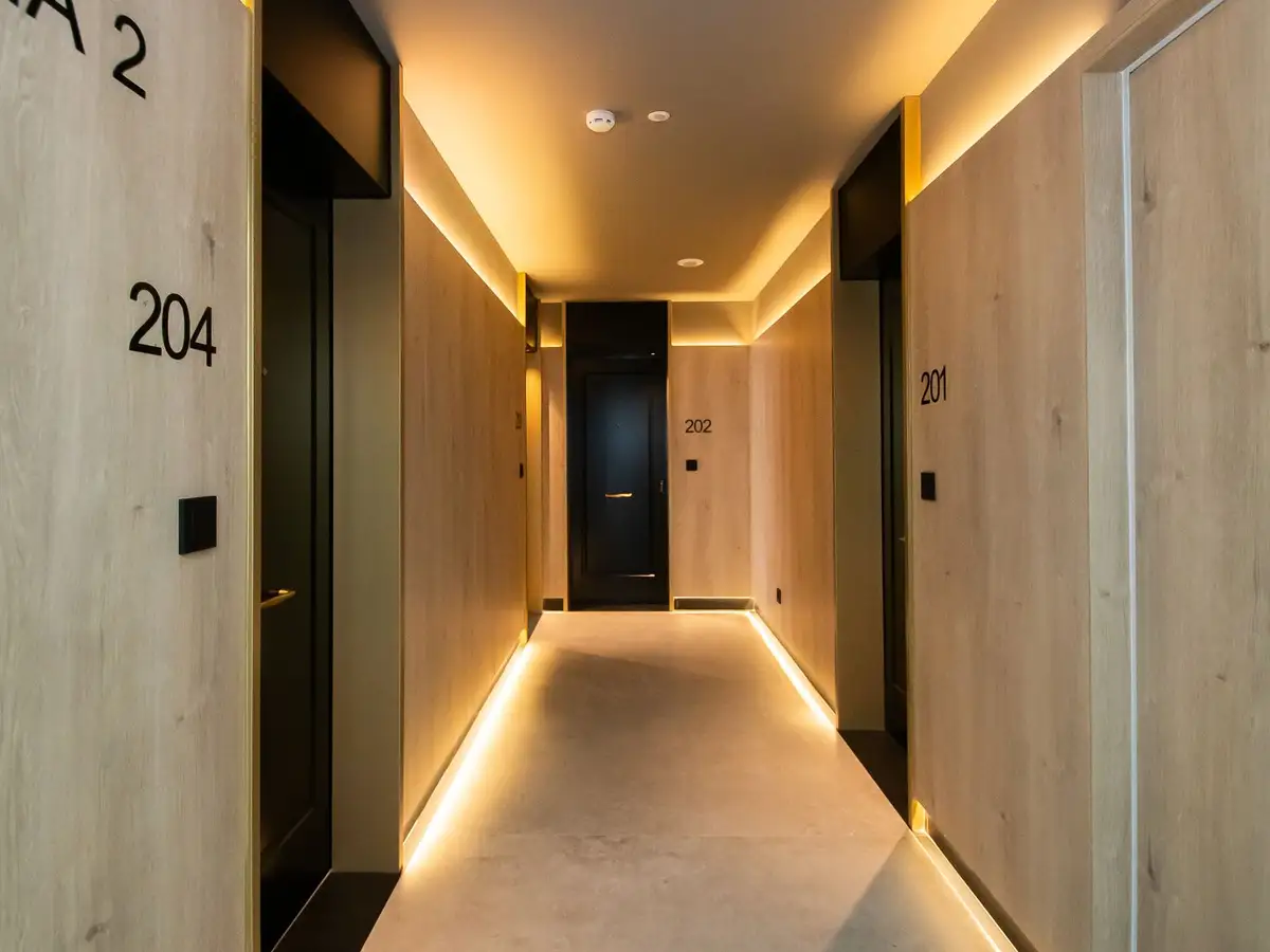 Senior Suits en Pola de Siero - acceso a apartamento